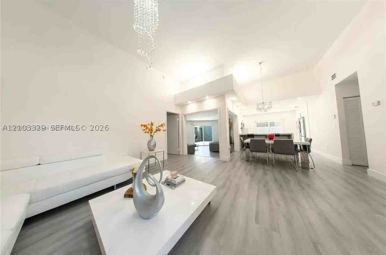 667 Nw 124th Ave - Photo 3 of 15