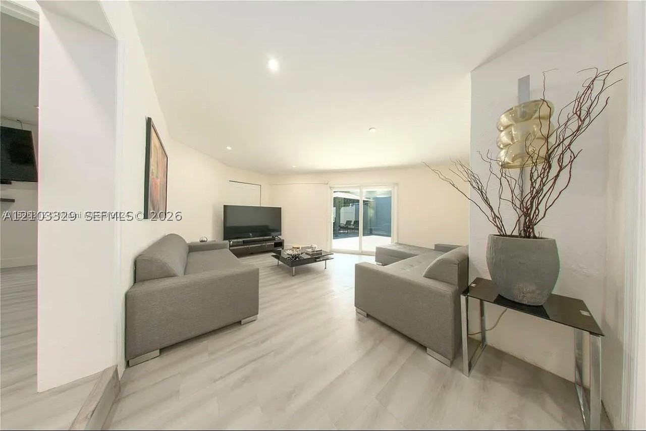 667 Nw 124th Ave - Photo 5 of 15