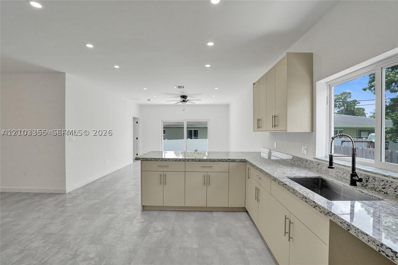 2536 Nw 9th Ct - Photo 6 of 46