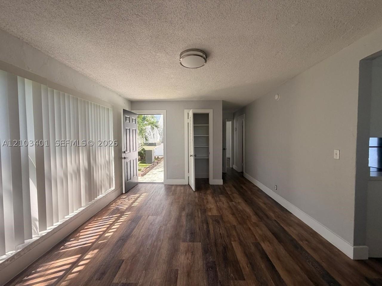 1821 Thomas St #13 - Photo 5 of 13