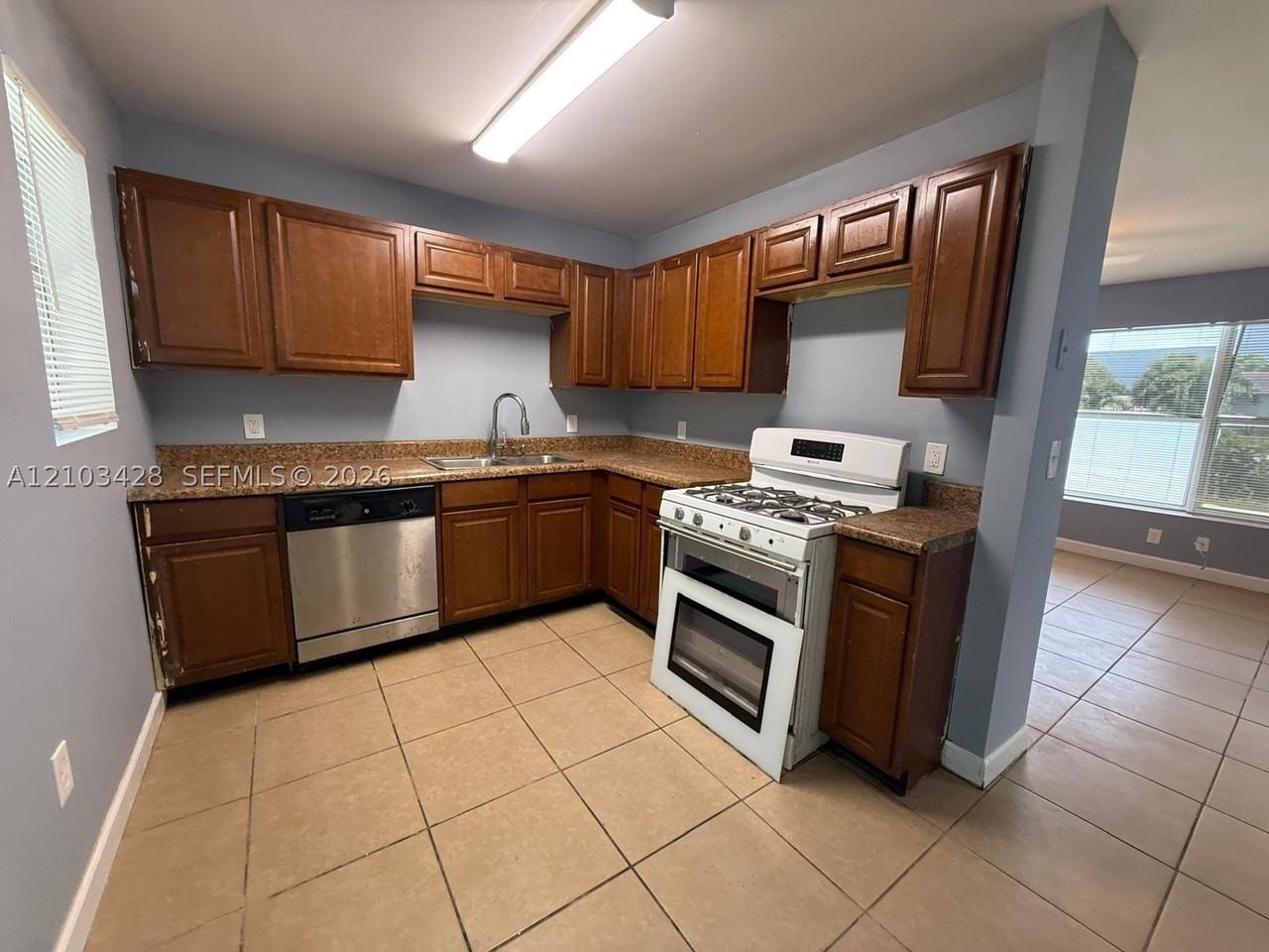 1218 W 25th St - Photo 6 of 10