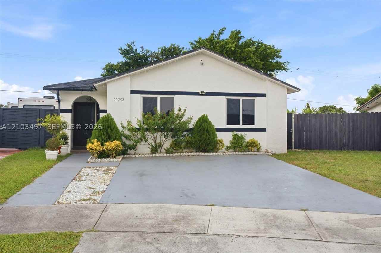 20752 Sw 121st Ct - Photo 2 of 30