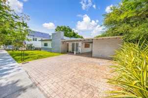 featured image of 910 Ne 81st St #910