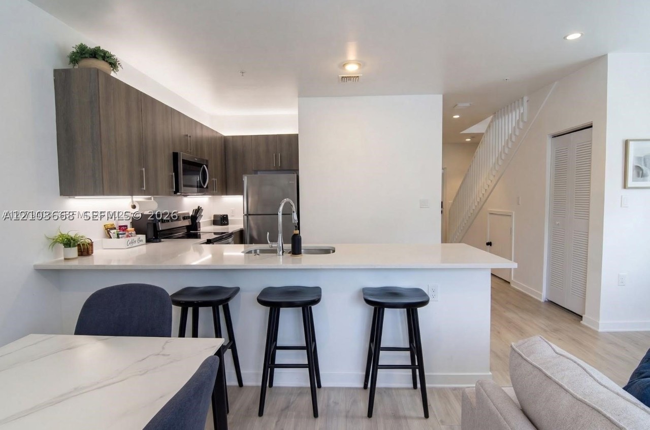170 Nw 158th St #10 - Photo 4 of 14