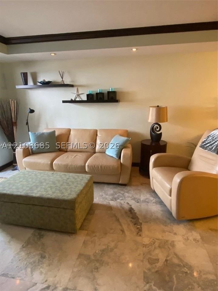 2924 Collins Ave #201 - Photo 4 of 21