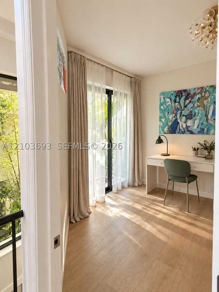 3042 Sw 27th Ave #8 - Photo 4 of 15