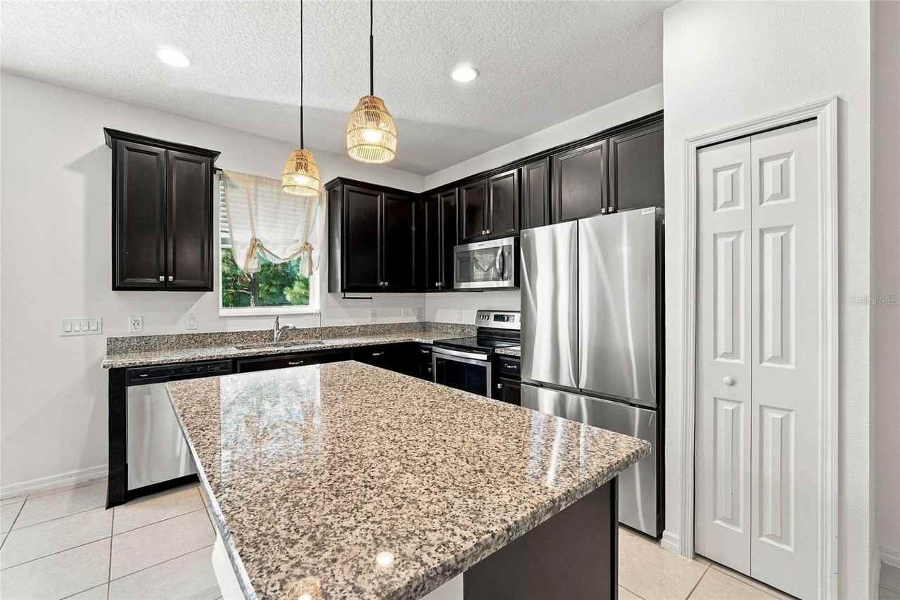1290 Countrymen Ct - Photo 4 of 31