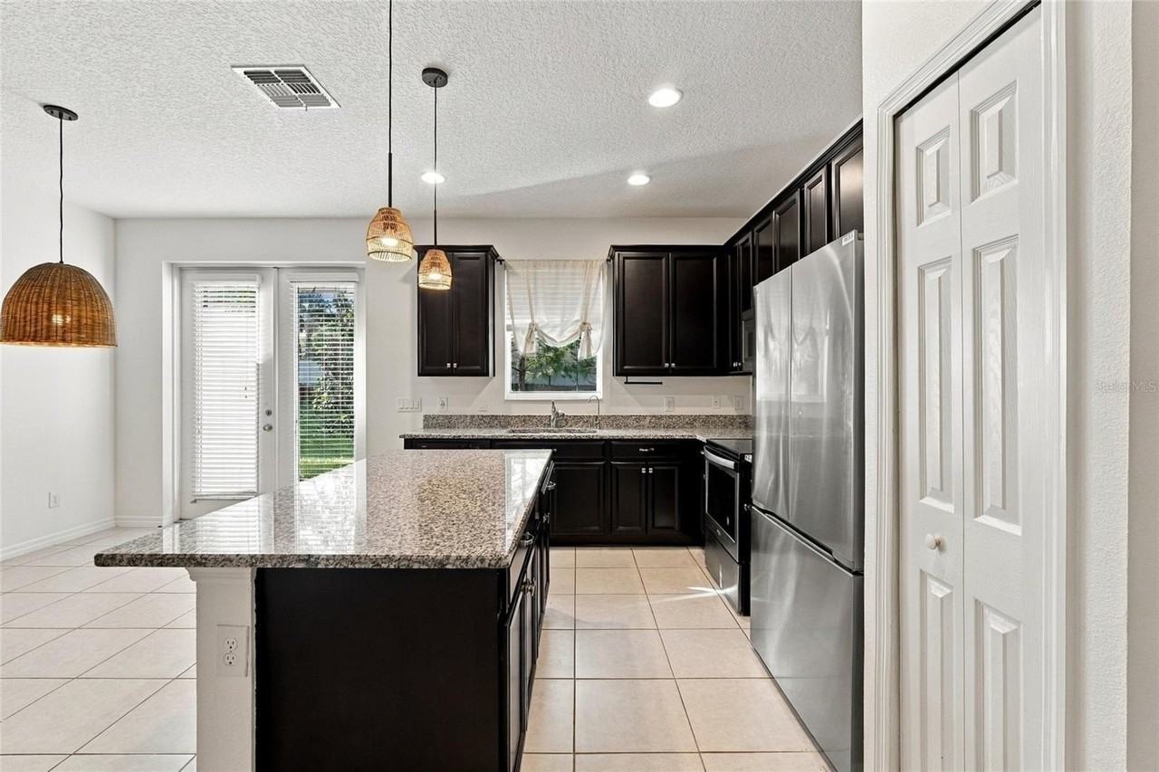 1290 Countrymen Ct - Photo 5 of 31