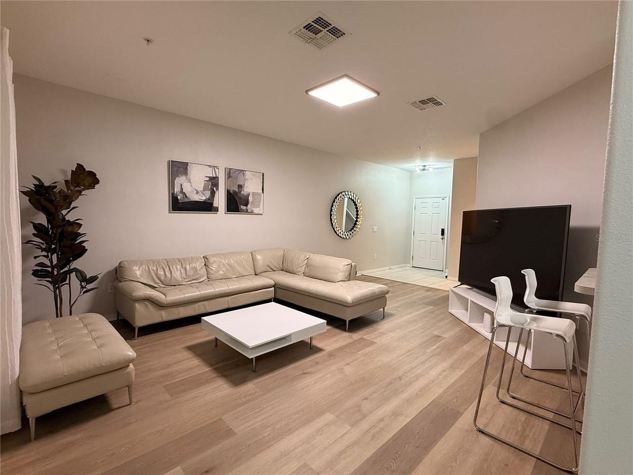 1057 Priory Cir - Photo 4 of 30