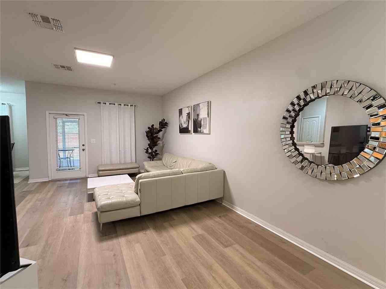 1057 Priory Cir - Photo 5 of 30