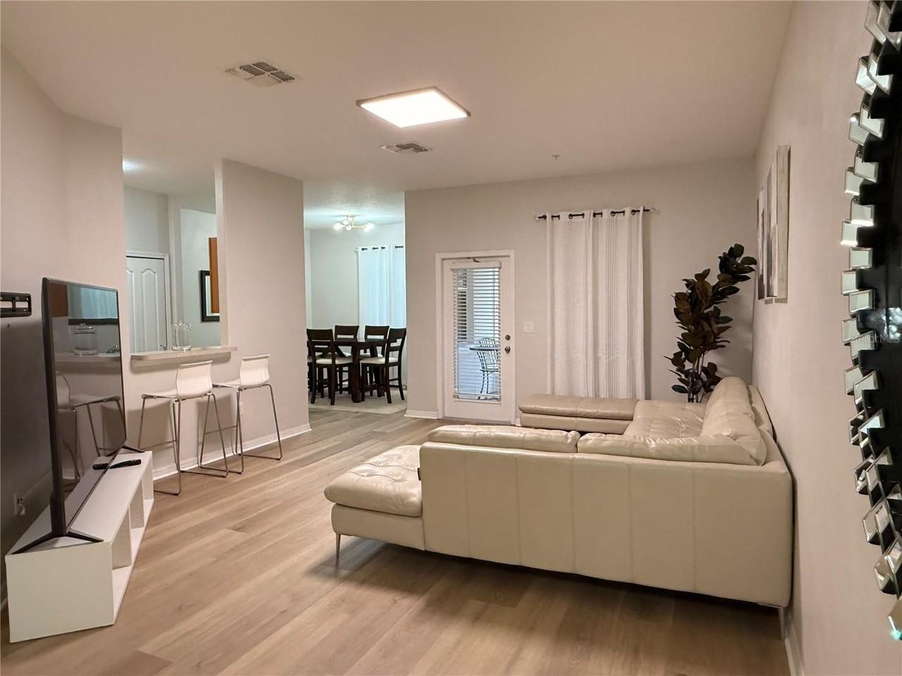 1057 Priory Cir - Photo 6 of 30