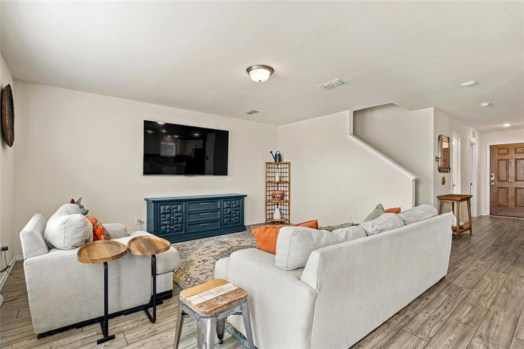 4749 Greenham Ln - Photo 4 of 28