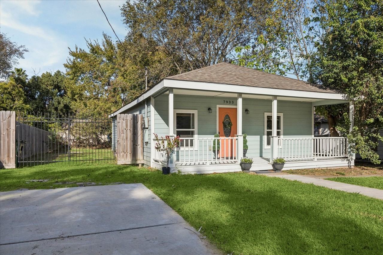 7933 Elwood St - Photo 2 of 20