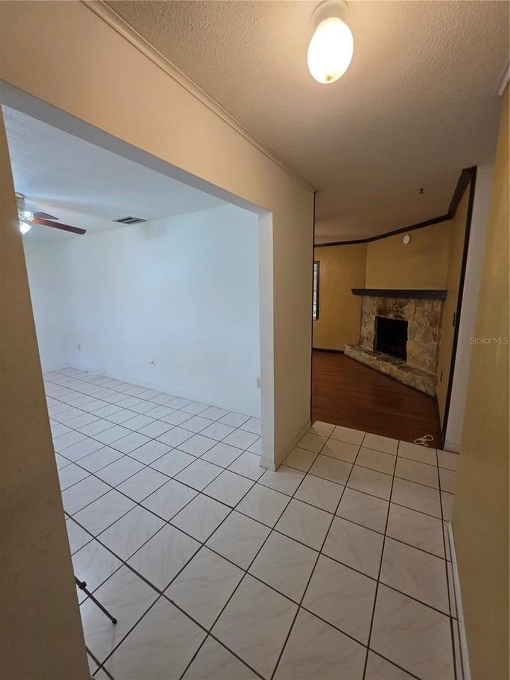 1028 Wildwood W - Photo 3 of 22