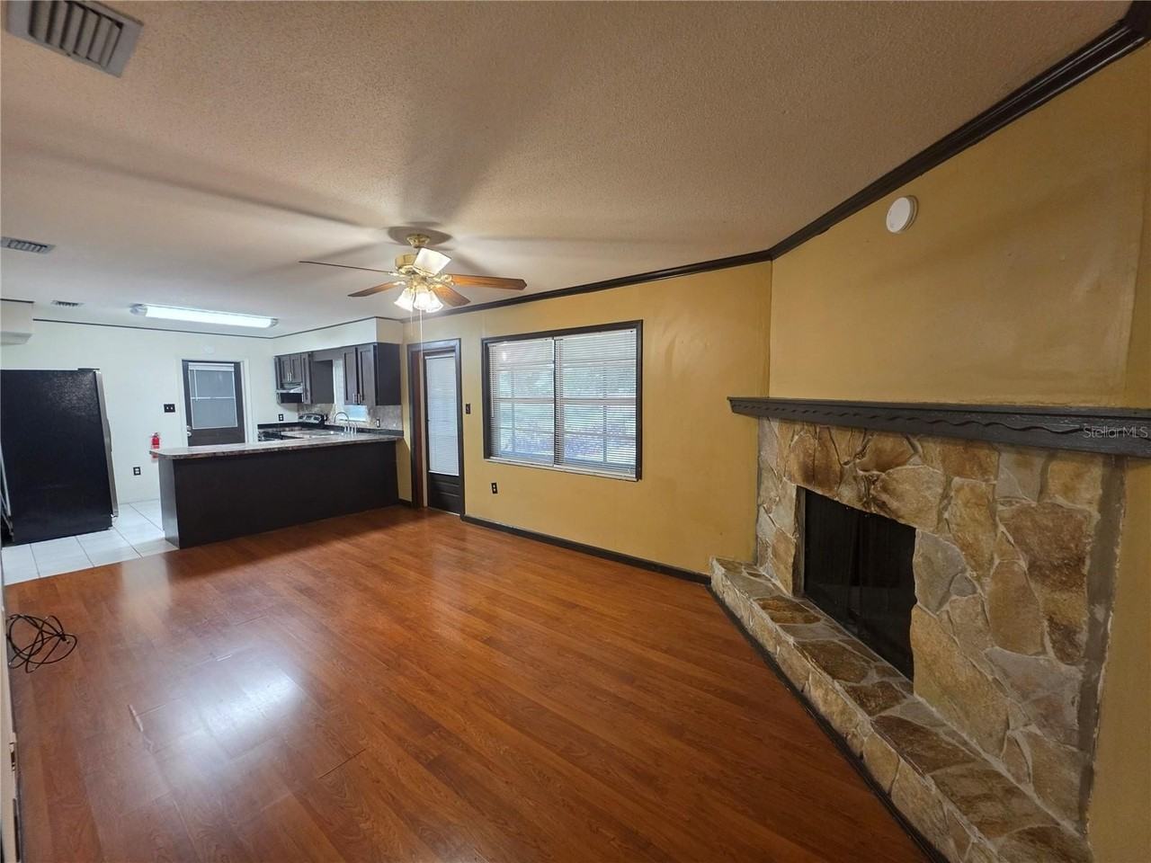 1028 Wildwood W - Photo 4 of 22