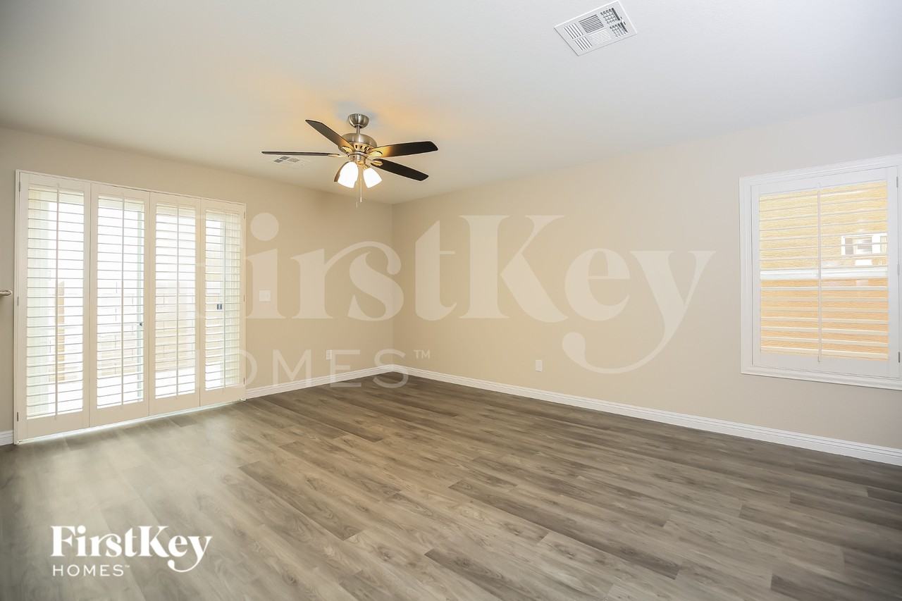 8288 Vanity Fair Ln - Photo 4 of 15