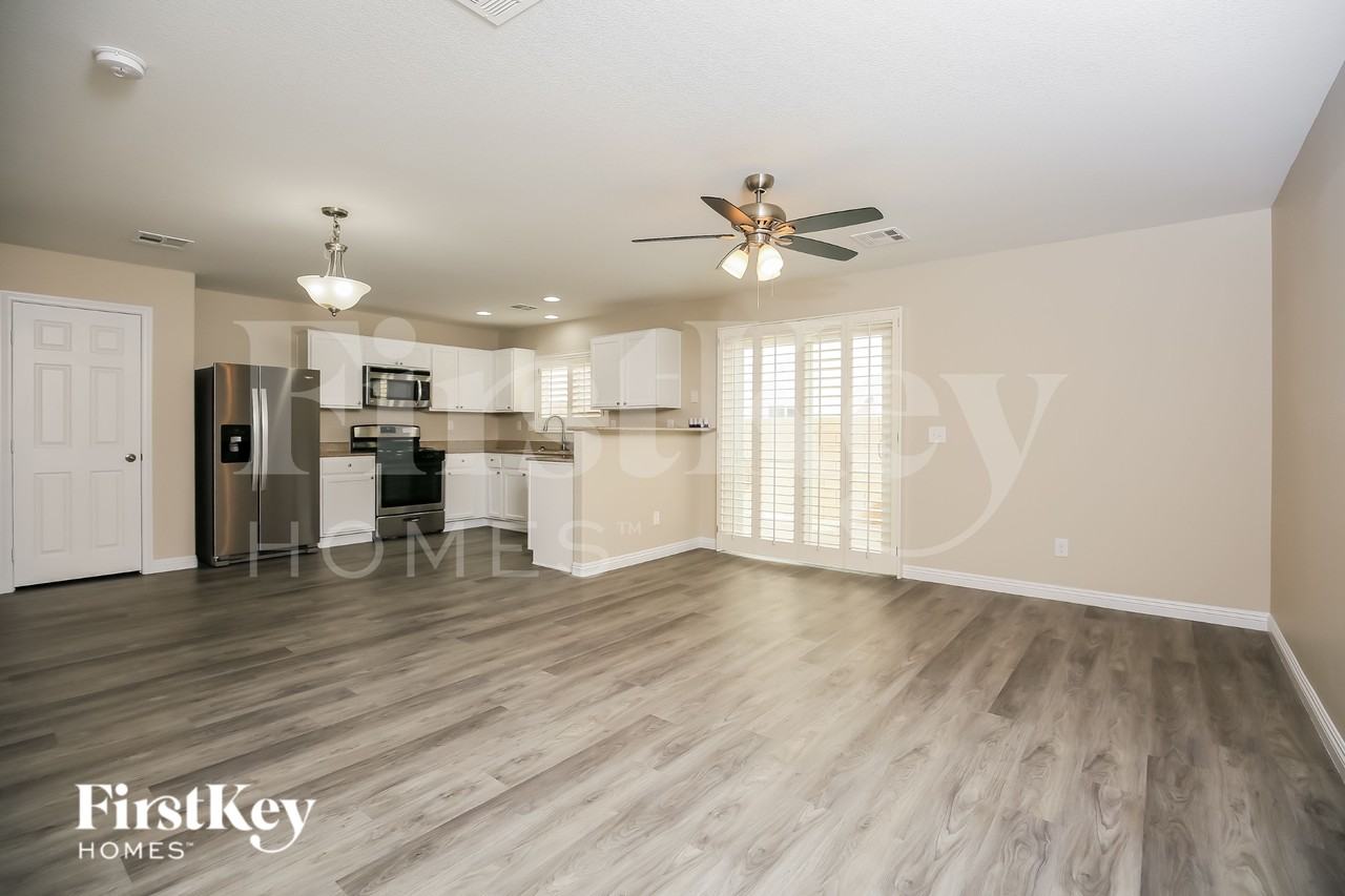 8288 Vanity Fair Ln - Photo 5 of 15