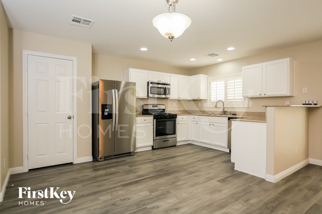 8288 Vanity Fair Ln - Photo 6 of 15