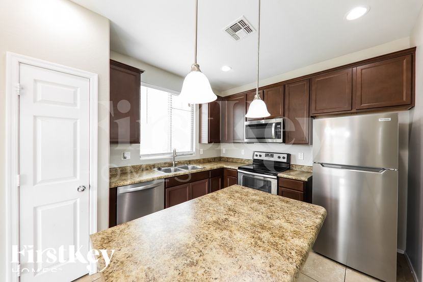 11951 W Rio Vista Ln - Photo 7 of 16