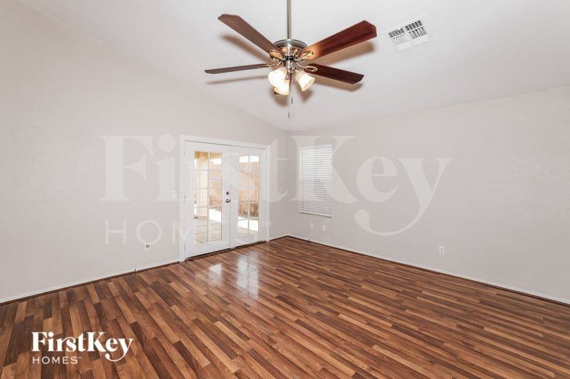12408 W Woodland Ave - Photo 4 of 15