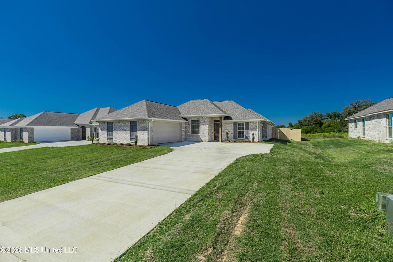 165 Madisonville Dr - Photo 3 of 42