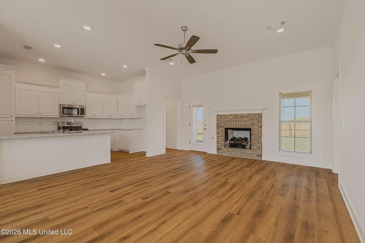 165 Madisonville Dr - Photo 7 of 42