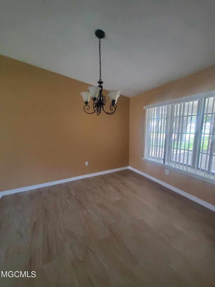 303 Sunny Dr - Photo 5 of 8