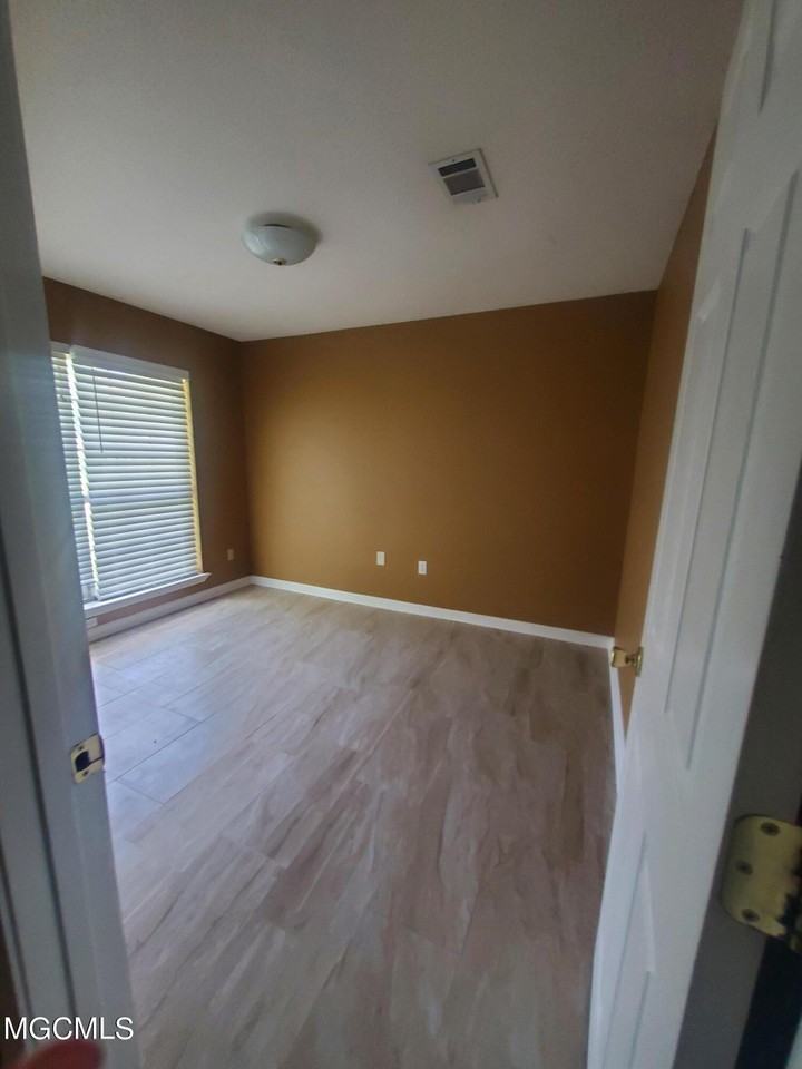 303 Sunny Dr - Photo 6 of 8