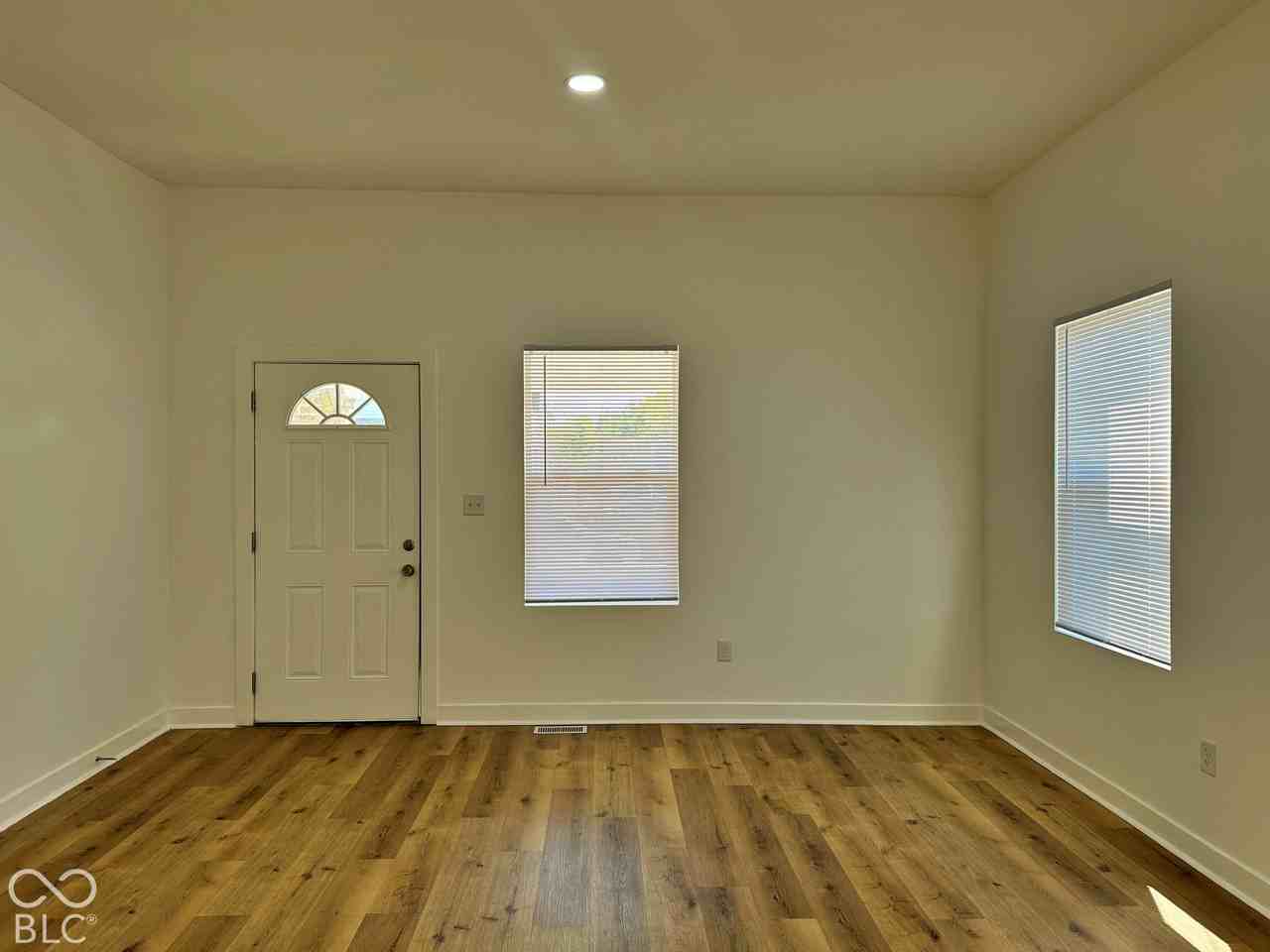 1220 W 30th St - Photo 7 of 30