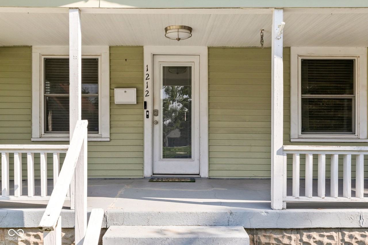 1212 E Bradbury Ave - Photo 3 of 36