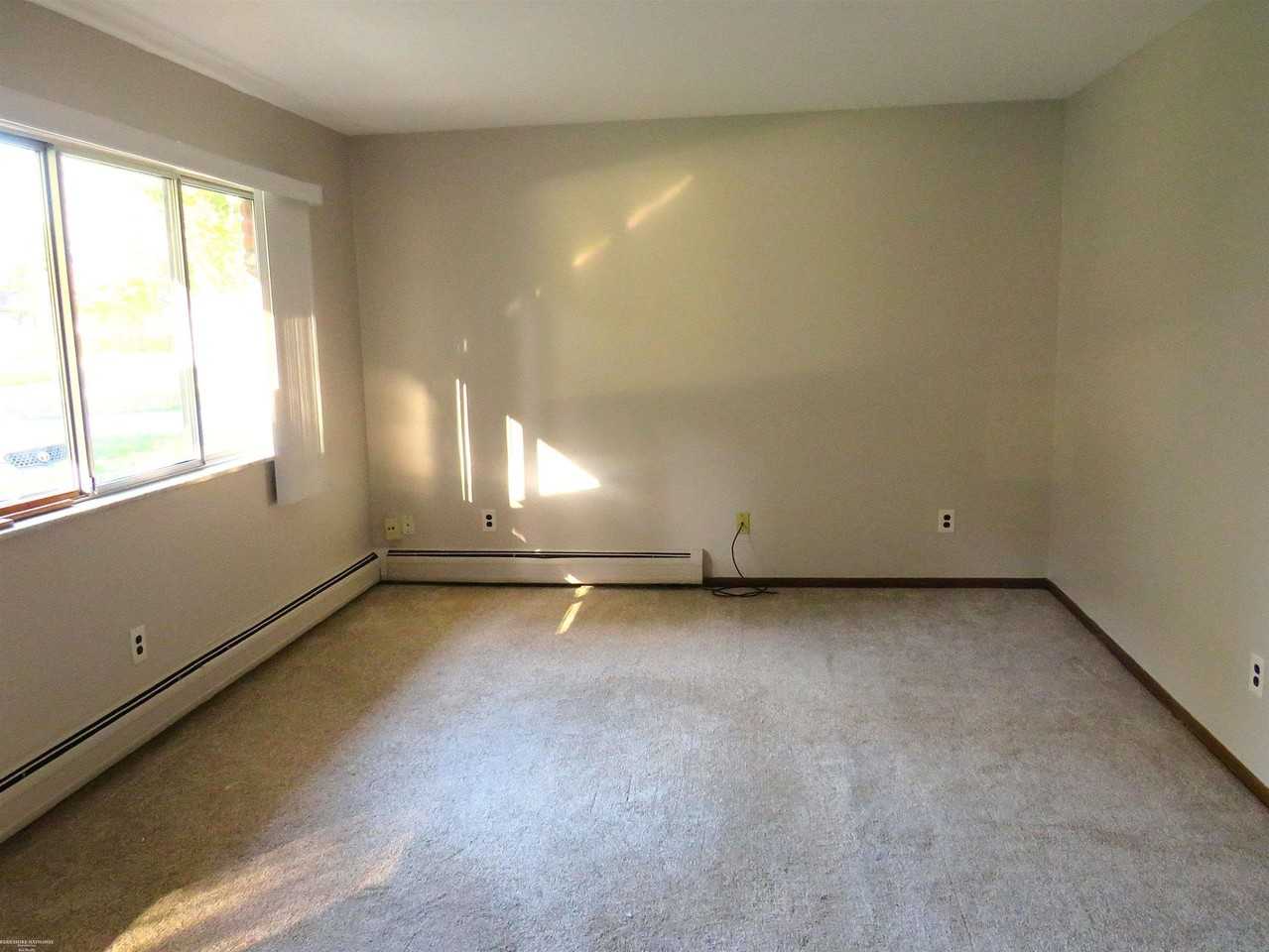 11025 Janis St - Photo 3 of 10