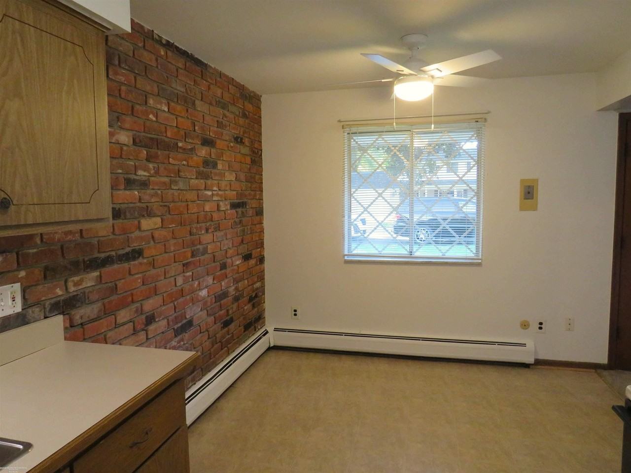 11025 Janis St - Photo 4 of 10