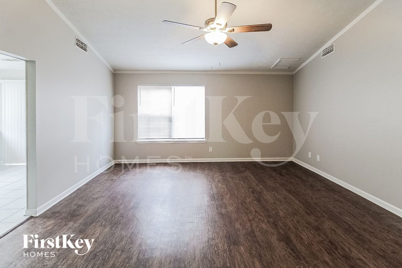 401 Hemlock Dr - Photo 2 of 15