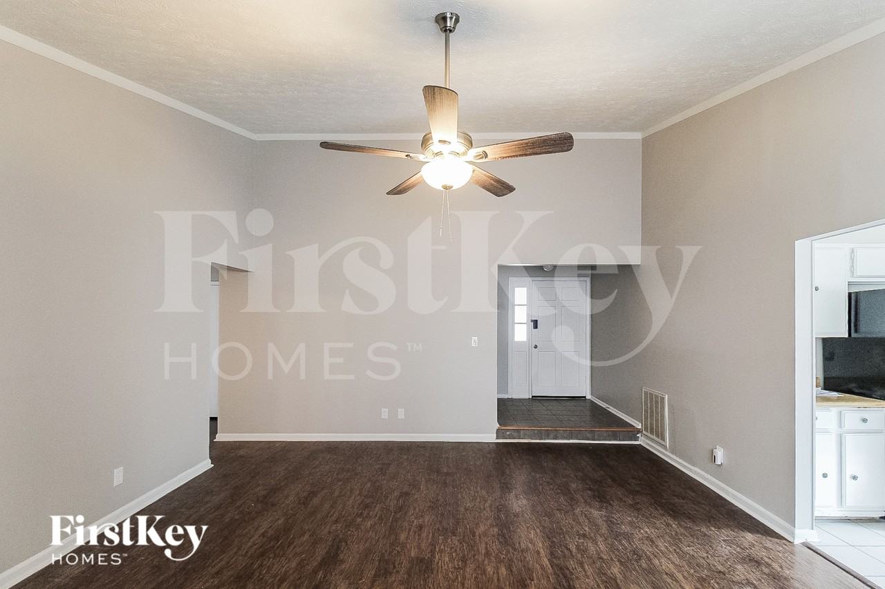 401 Hemlock Dr - Photo 3 of 15
