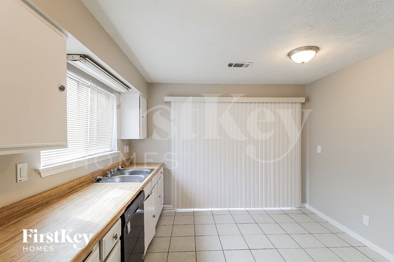 401 Hemlock Dr - Photo 4 of 15