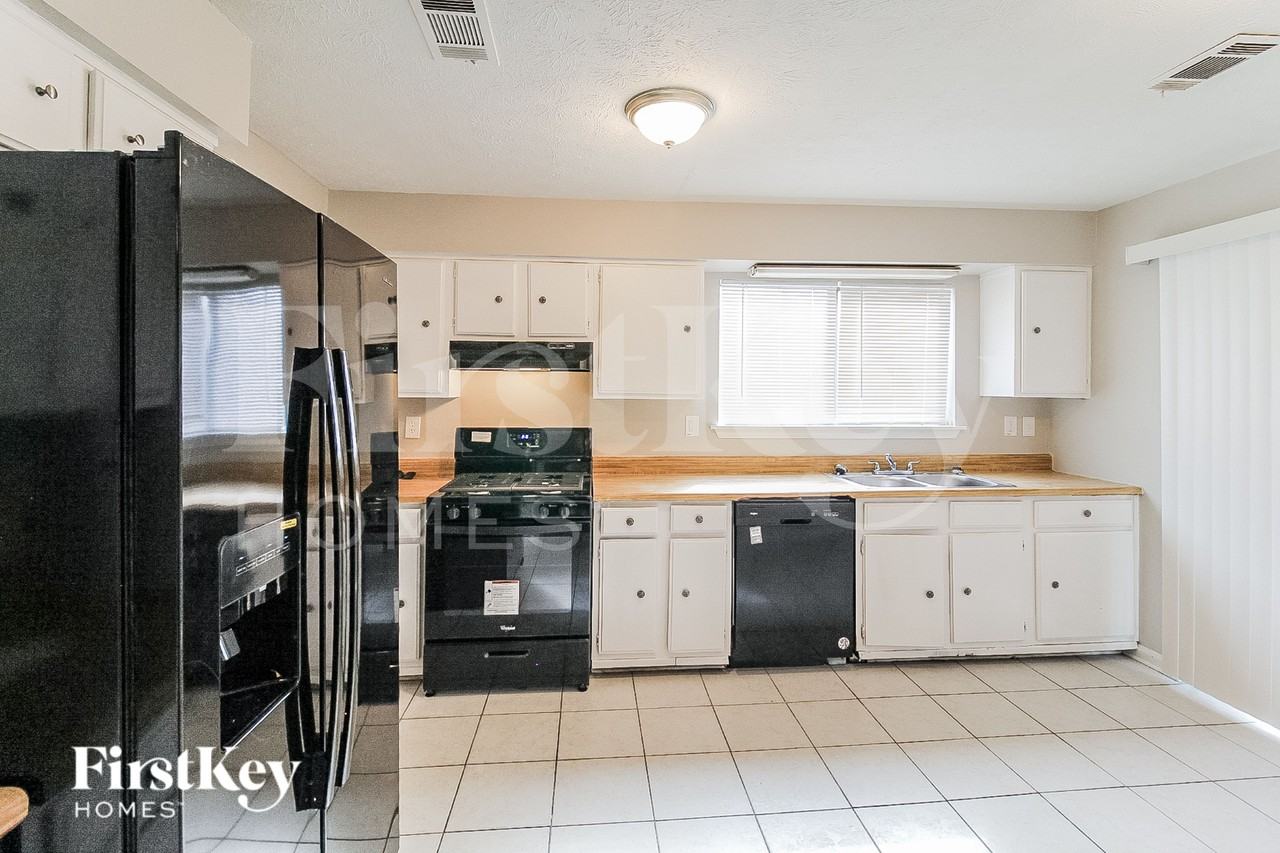 401 Hemlock Dr - Photo 6 of 15