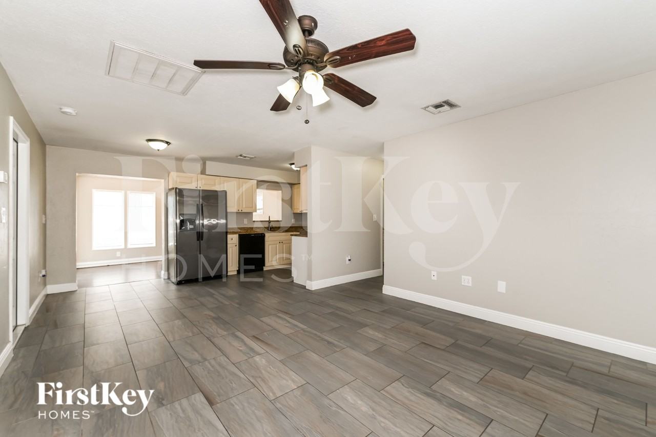 9050 San Carlos Blvd - Photo 4 of 17