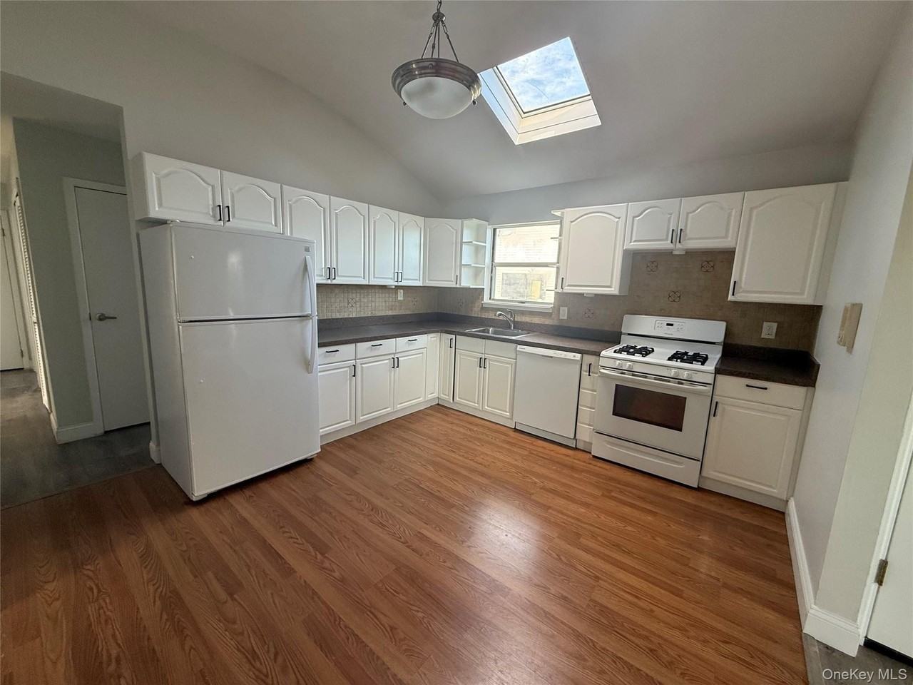 885 E Park Ave - Photo 3 of 15