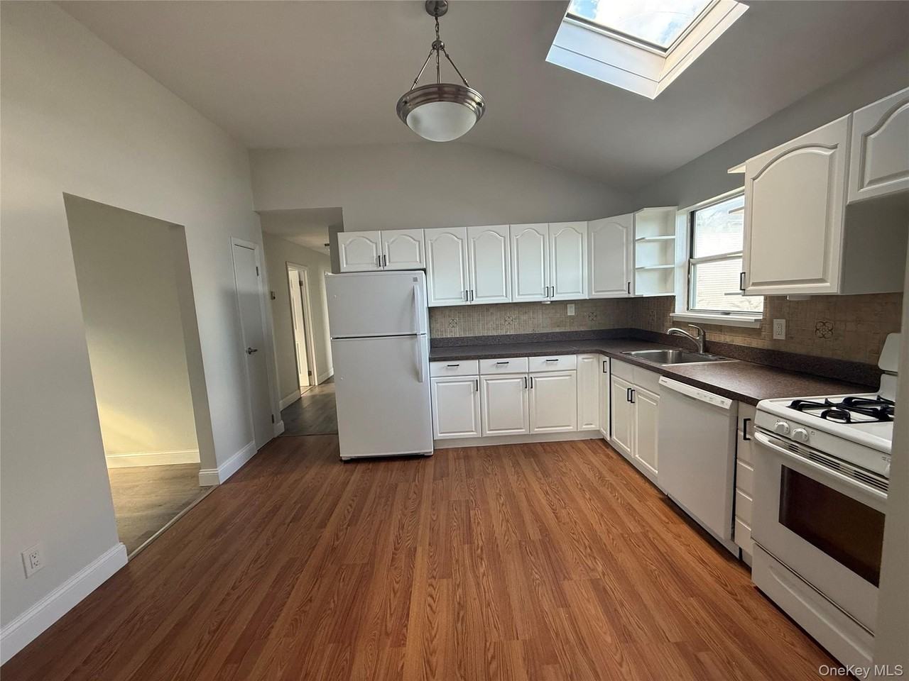 885 E Park Ave - Photo 4 of 15