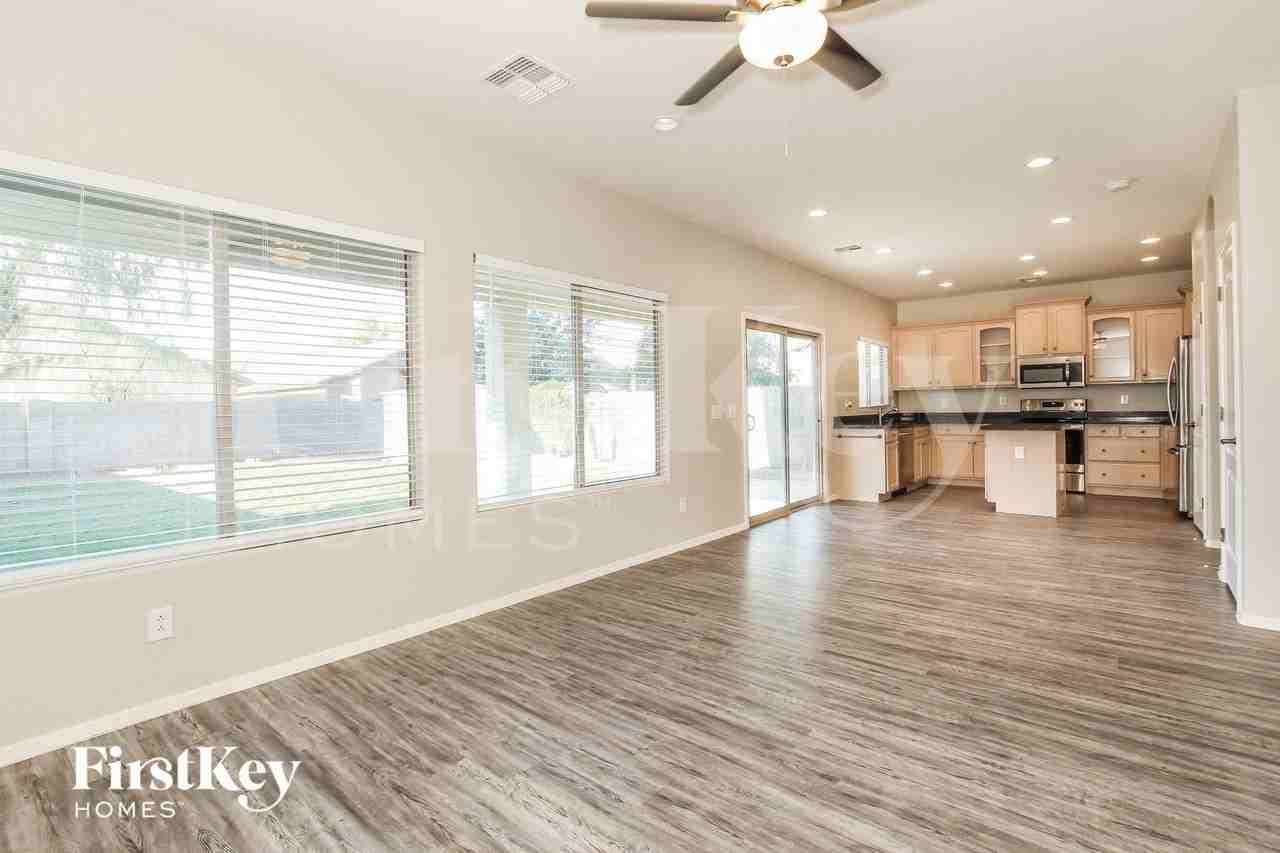 835 E Bradstock Way - Photo 3 of 15