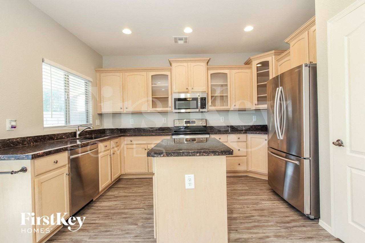 835 E Bradstock Way - Photo 4 of 15