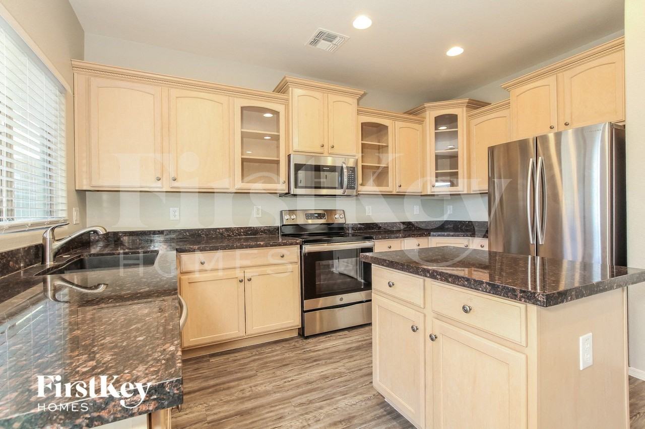 835 E Bradstock Way - Photo 5 of 15