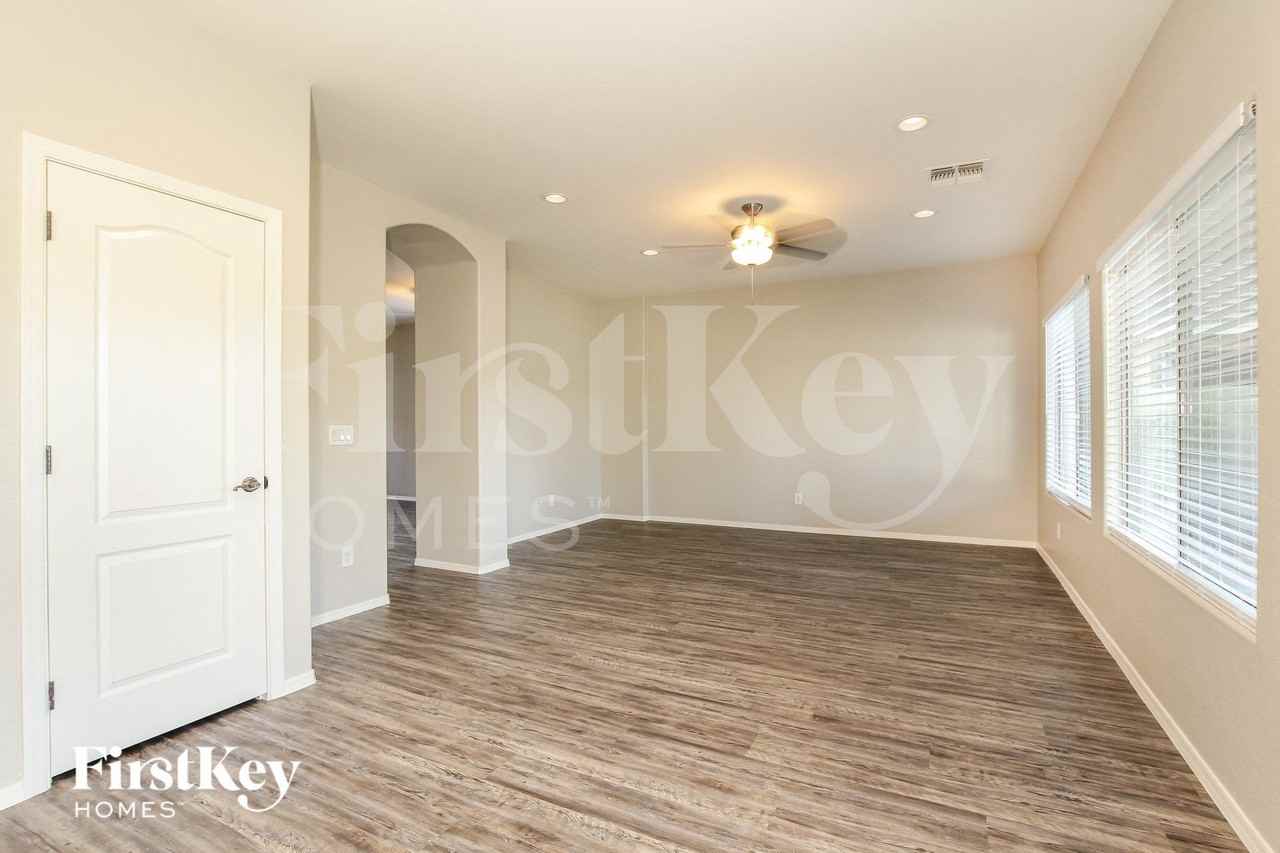835 E Bradstock Way - Photo 6 of 15