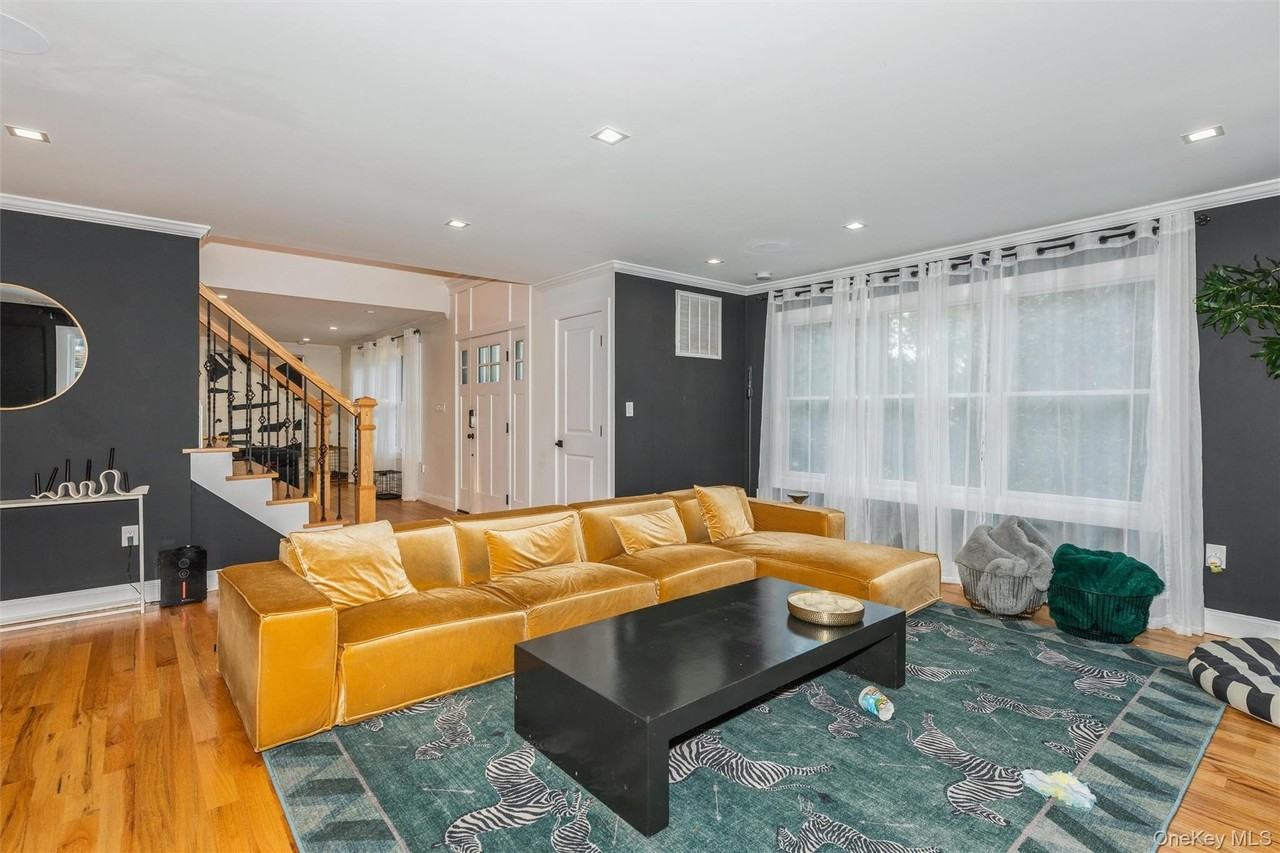 1402 Merrick Ave - Photo 3 of 36