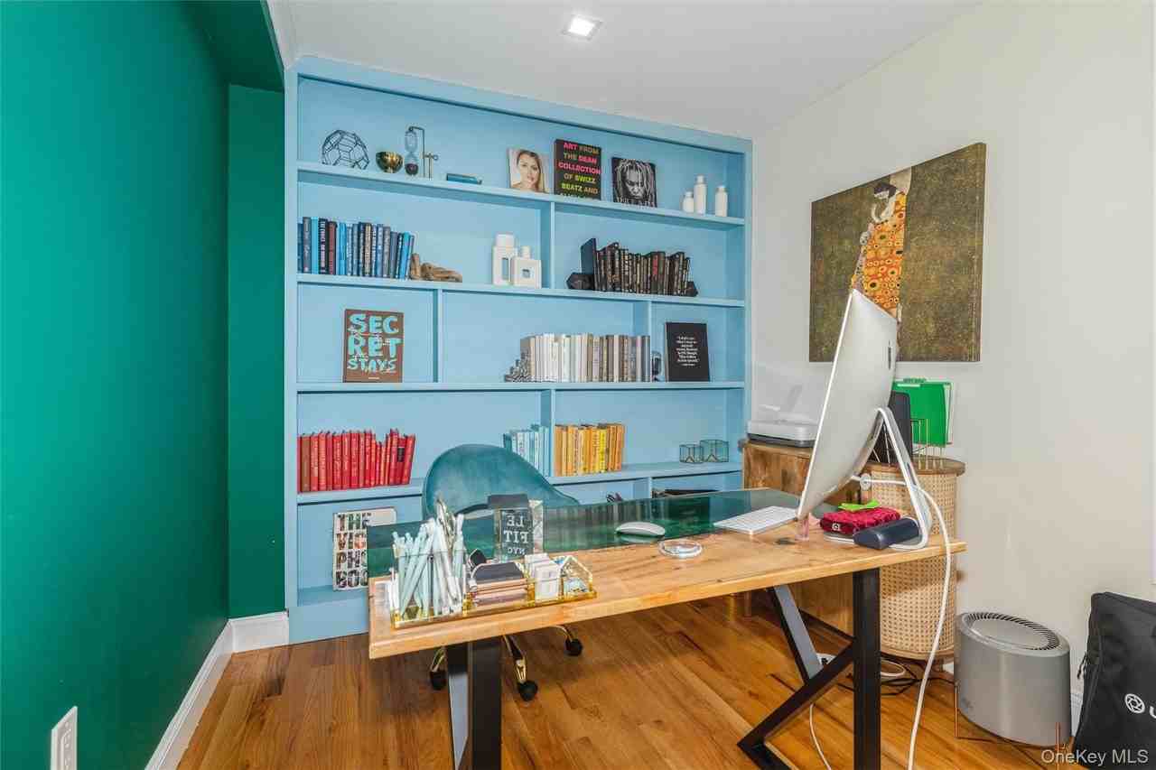1402 Merrick Ave - Photo 5 of 36