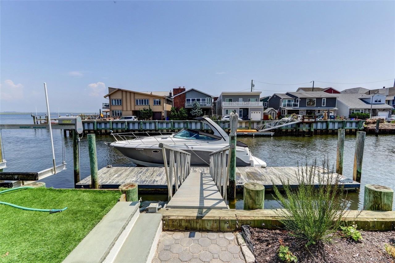 609 E Bay Dr - Photo 3 of 23
