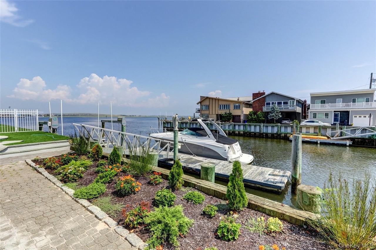 609 E Bay Dr - Photo 4 of 23