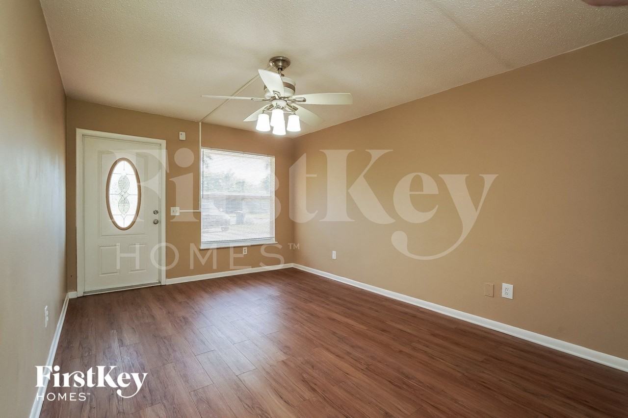 67 Victoria Dr - Photo 4 of 16