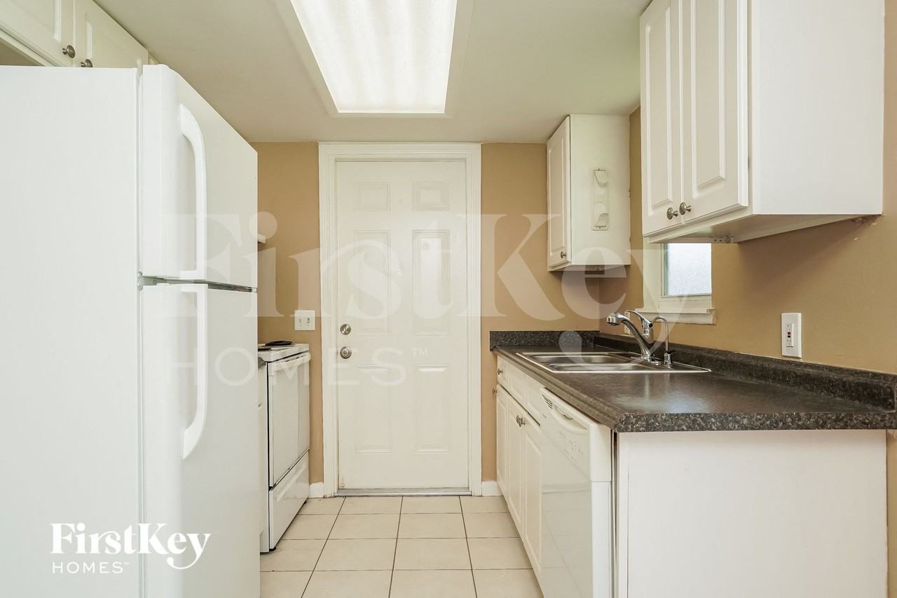 67 Victoria Dr - Photo 6 of 16