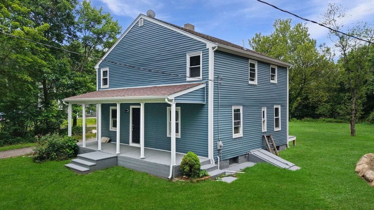 1030 Oak St - Photo 2 of 20